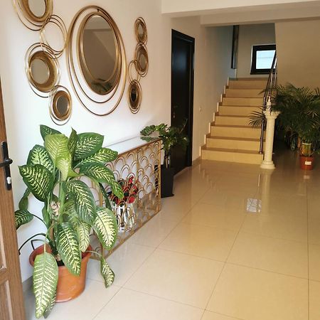 Elegance Hotel Костинещи Екстериор снимка