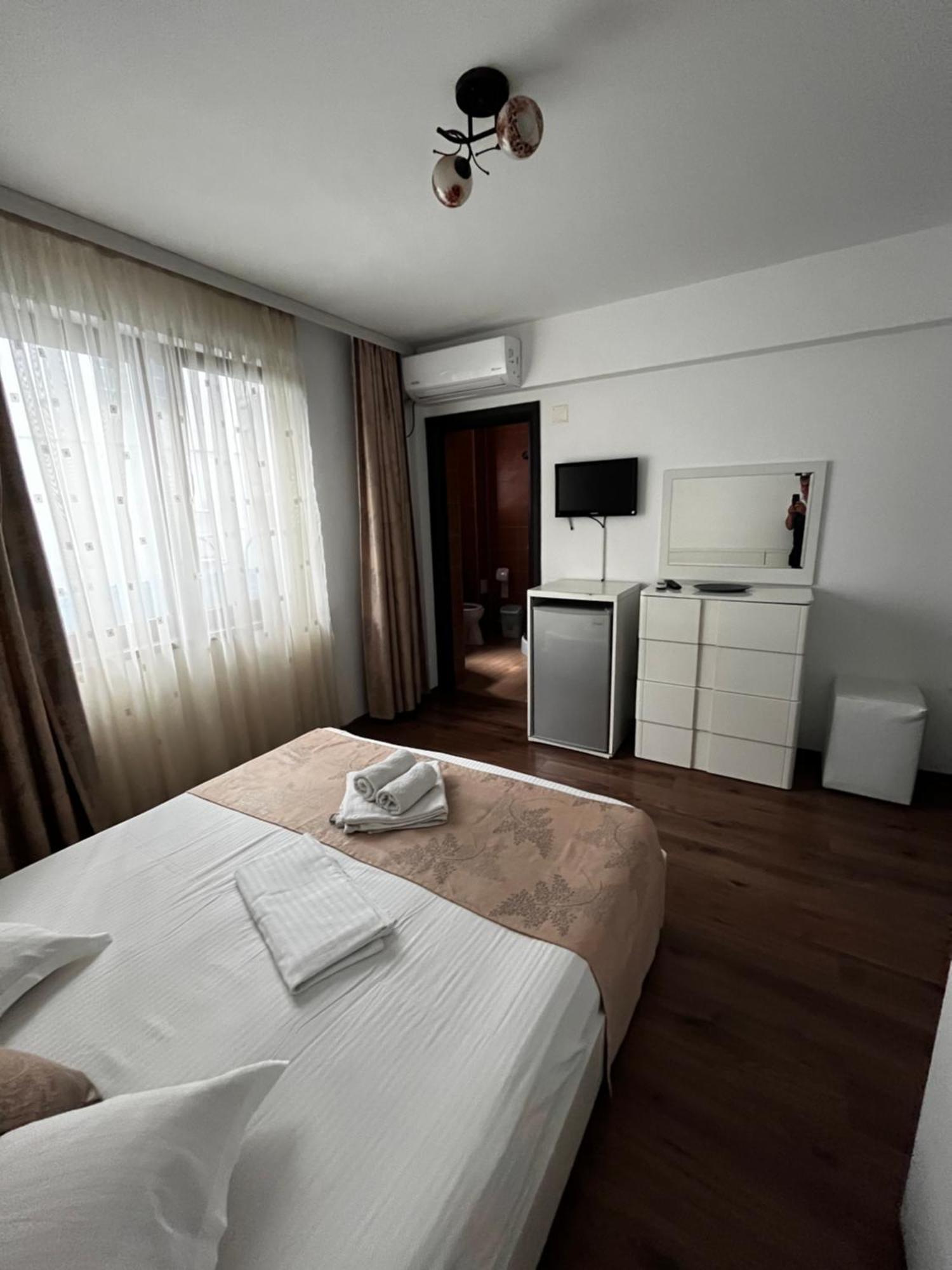 Elegance Hotel Костинещи Екстериор снимка