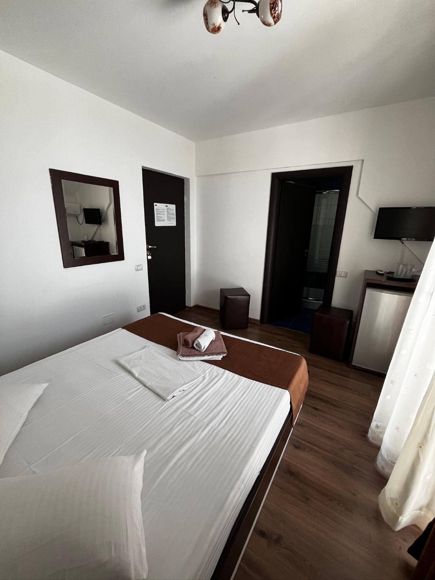 Elegance Hotel Костинещи Екстериор снимка