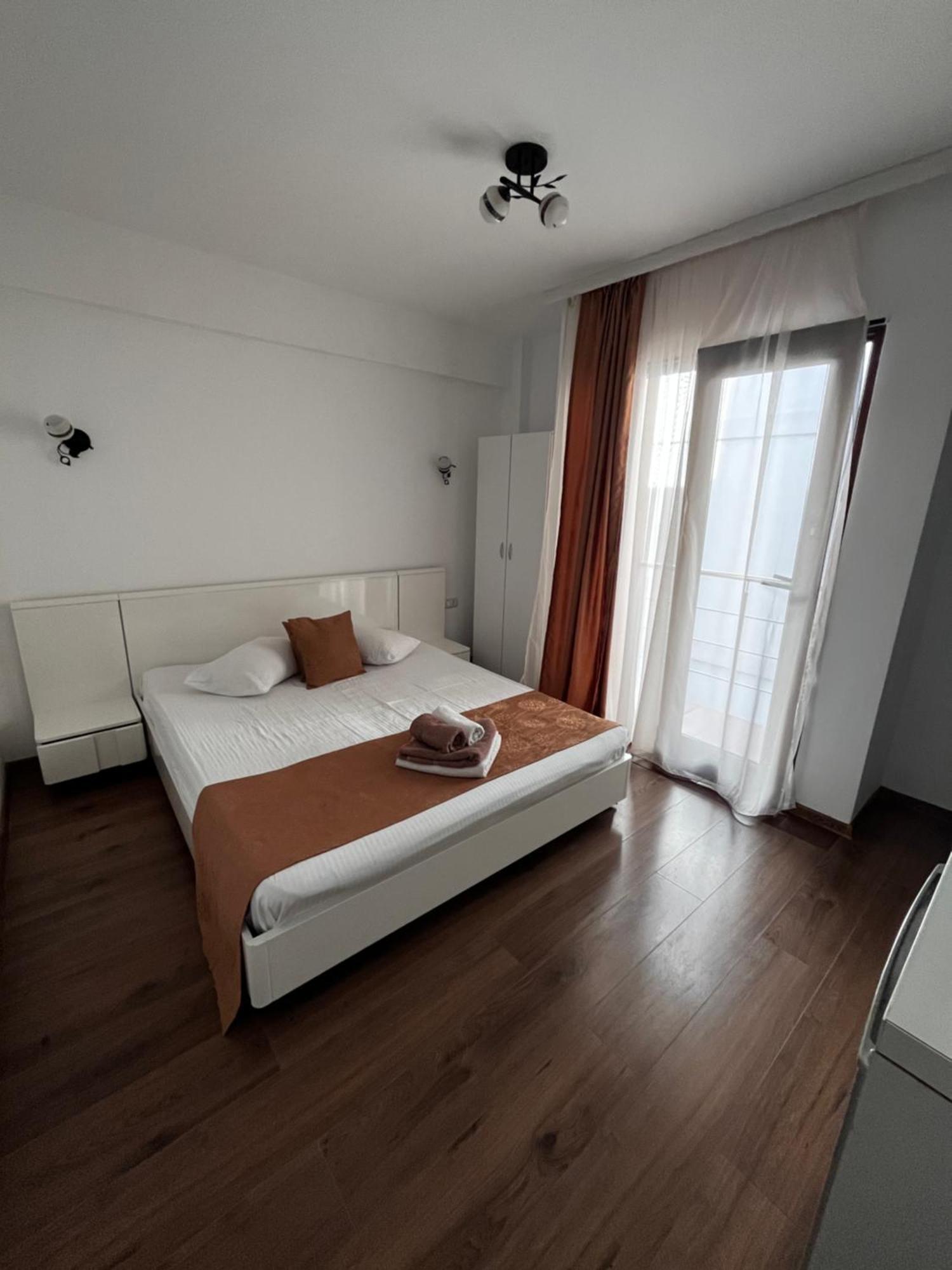 Elegance Hotel Костинещи Екстериор снимка